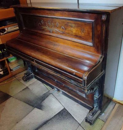 Staré pianino zn. Petrof